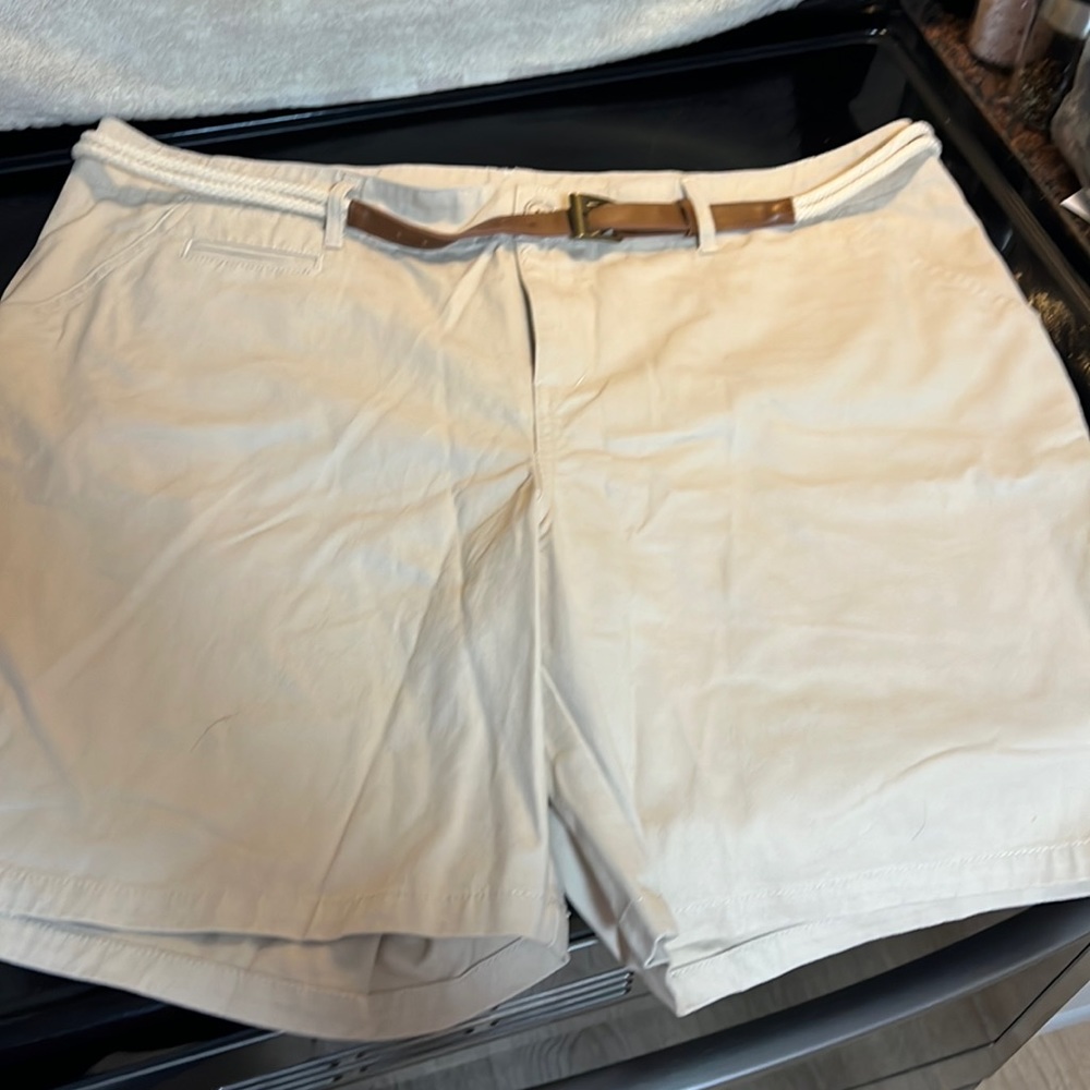 Women’s twill khaki shorts size 18 beige - never worn